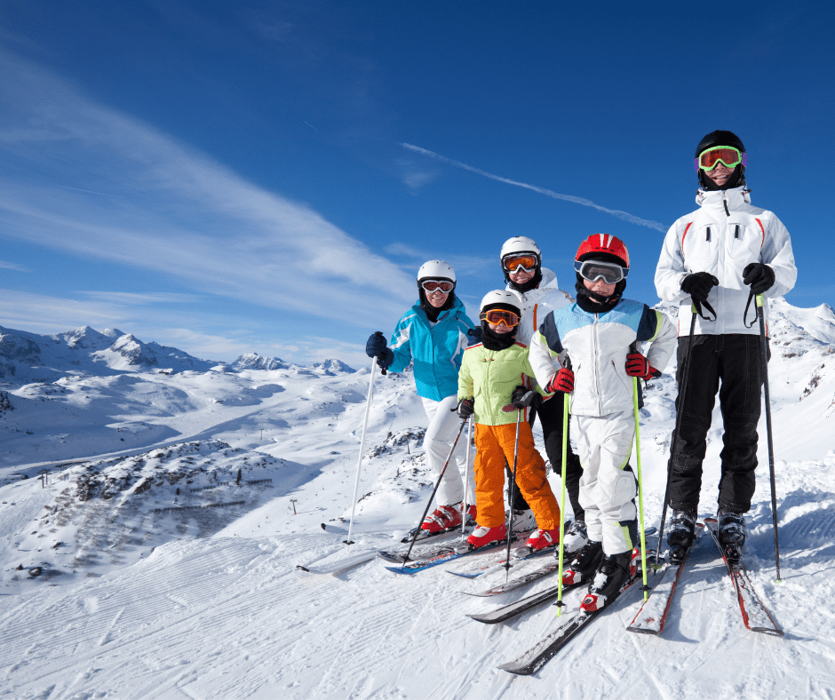 Jeunes en tenues de ski skiant