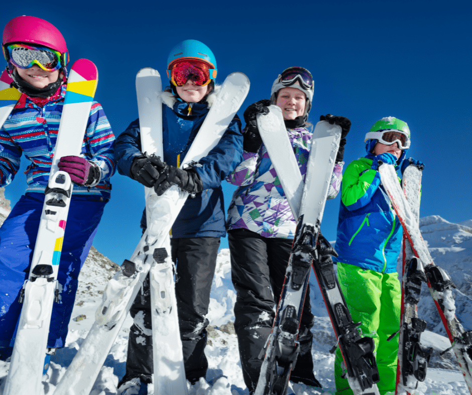 Etudiants en tenues de ski à la montagne