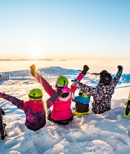 Jeunes assis dans la neige