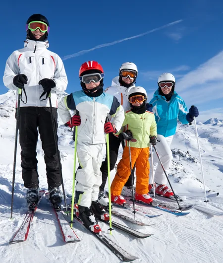 Jeunes en tenues de ski skiant