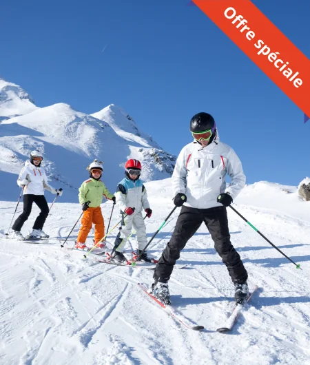 Jeunes en tenues de ski skiant avec bandeau offre spéciale