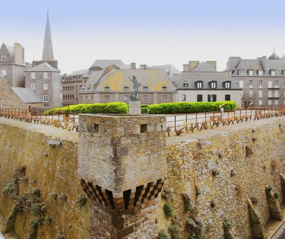 Vue de la ville de St Malo des remparts